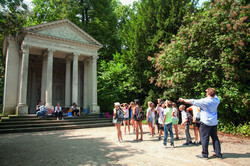 Studierende und Schüler vor dem Tempel der Minerva in Schloss Schwetzingen