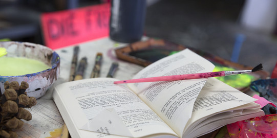 Ein aufgeschlagenes Buch