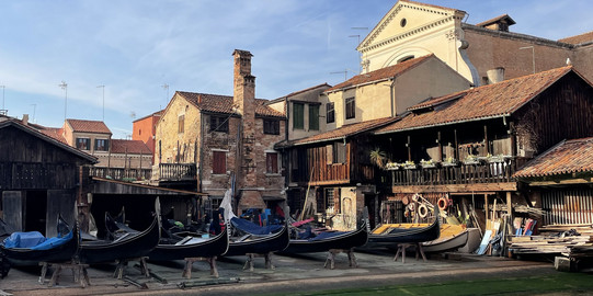 eine typische Aufnahme von Venedig, sie zeigt Gondeln am Ufer, Wasser und Gebäude