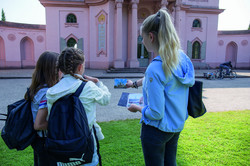 Studierende und Schüler vor der Gartenmoschee in Schloss Schwetzingen
