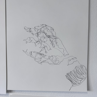 abstrahierte Zeichnung einer Hand an die Wand gepinnt