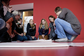 Projektteilnehmende beim Zeichnen und Besprechen im Dortmunder U