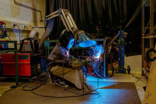 Metallwerkstatt Funken fliegen während eines Schweißvorgangs