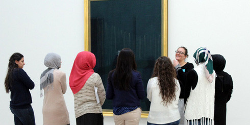 TeilehmerInnen des Projekts vor einem Kunstwerk