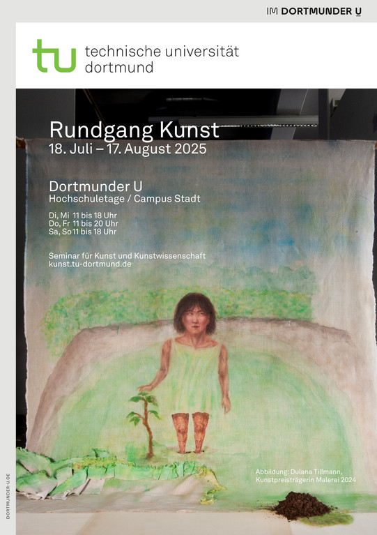 Plakat Rundgang 2025 Plakat zur Ausstellung ‚Rundgang Kunst‘ der TU Dortmund, mit einem Gemälde der Kunstpreisträgerin 2024, Dulana Tillmann: Eine Figur in grünem Kleid steht in einer natürlichen Umgebung vor einem gemalten Hintergrund mit realem Erdelement im Vordergrund. 18. Juli bis 17. August 2025, Di, Mi: 11 bis 18 Uhr Do, Fr 11 bis 20 Uhr, Sa, So 11 bis 18 Uhr., auf der Hochschuletage des Dortmunder