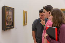 TeilnehmerInnen diskutieren vor einem Kunstwerk