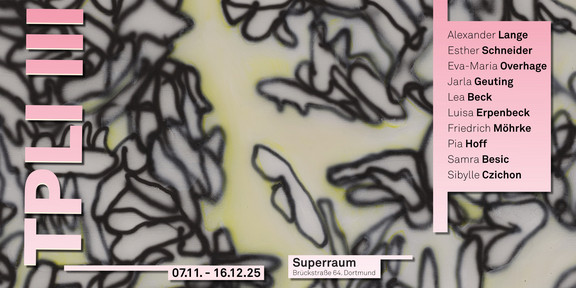 Plakat zur Ausstellung TPLI III im Superraum Dortmund. Auf abstraktem, grau-gelb gesprühtem Hintergrund stehen in rosa und schwarzen Lettern Titel, Daten (07.11.–16.12.25), Ort (Superraum, Brückstraße 64, Dortmund) sowie die Namen der beteiligten Künstler*innen. Logos der TU Dortmund und Dortmund Kreativ sind oben platziert