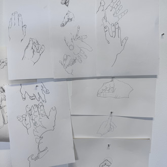 Zeichnungen von Händen, teils abstrahiert