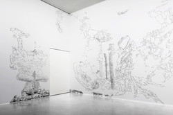 Abstrakte Wandzeichnung, schwarze Linien auf weißem Grund von Figuren, Teddys, Säulen, Pflanzen, Panzer, die sich miteinander verbinden in einem modernen Ausstellungsraum