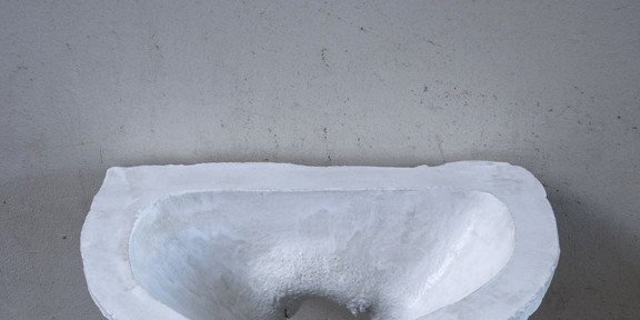 Fotografie des Werks von Christine Moldrickx Sink, 2015 Glasierte Keramik, Metallhalterung 20 × 52 × 37 cm