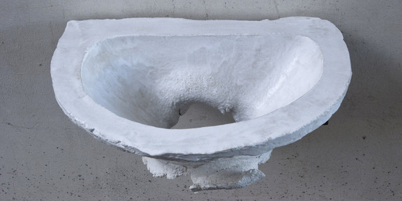 Christine Moldrickx Sink, 2015 Glasierte Keramik, Metallhalterung 20 × 52 × 37 cm Fotografie des Werks von Christine Moldrickx Sink, 2015 Glasierte Keramik, Metallhalterung 20 × 52 × 37 cm