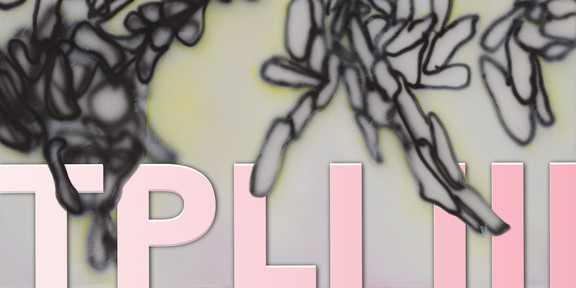 TPLI III Abstraktes Bannerbild zur Ausstellung TPLI III: Graue, weich gesprühte Linienformen auf hellem Hintergrund mit gelblichen Akzenten, darüber große rosa Buchstaben „TPLI III“.