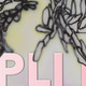 Abstraktes Bannerbild zur Ausstellung TPLI III: Graue, weich gesprühte Linienformen auf hellem Hintergrund mit gelblichen Akzenten, darüber große rosa Buchstaben „TPLI III“.