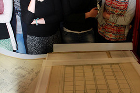 TeilnehmerInnen beim Betrachten eines Dokuments