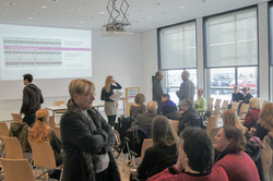 Teilnehmer des Workshops in großem Saal