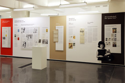 Ausstellungsansicht aus ‚Benehmt euch‘ im Dortmunder U: Schrifttafeln und Bilder an den Wänden.
