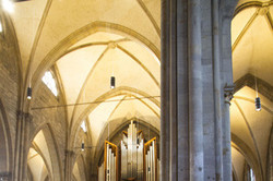 TeilnehmerInnen im beleuchteten Innenraum von St. Reinoldi