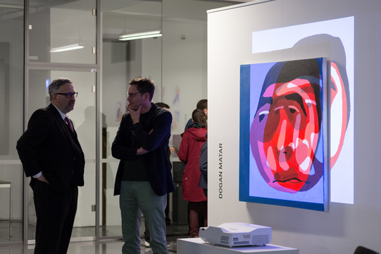 Ausstellungsansicht mit Besuchern