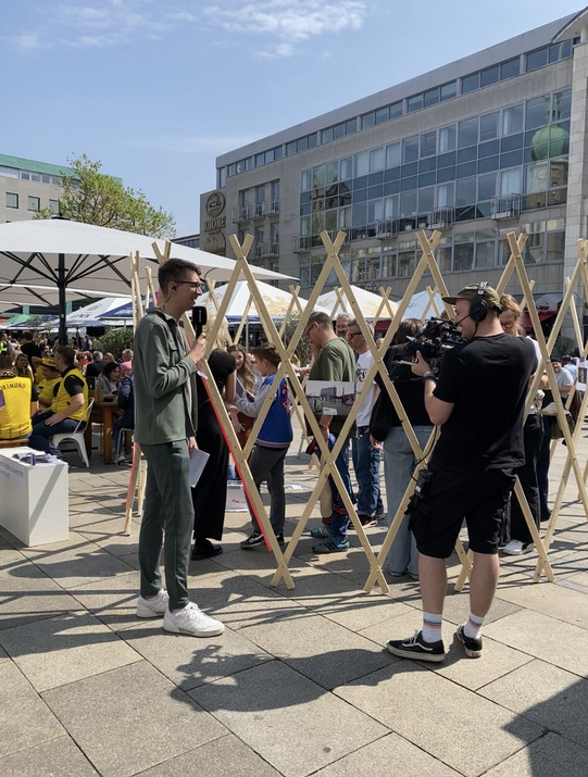 Kamerateam vor der Ausstellungsinstallation bei Dortbunt