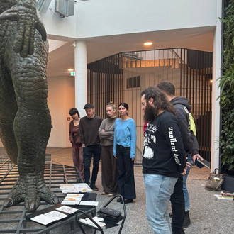 Studierende betrachten eine Dinosaurier Statur