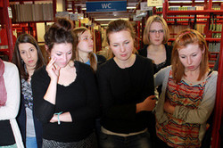 TeilnehmerInnen beim Betrachten eines Dokuments