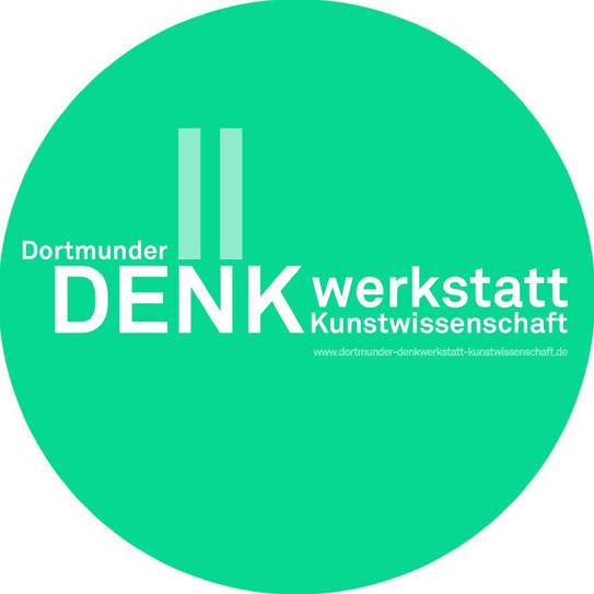 DENKwerkstatt Museum – Zweiter Impuls Grünes, rundes Emblem mit weißer Schrift