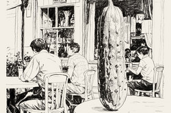 Kohlezeichnung von Personen, die vor einem Café an kleinen Tischen sitzen. Auf dem vordersten im Zentrum des Bilds eine gigantische Essiggurke.