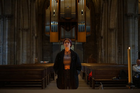 Teilnehmerin vor der Orgel von St. Reinoldi stimmungsvoll in Szene gesetzt