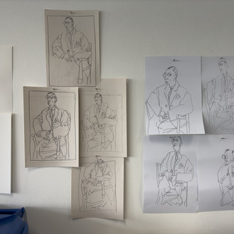 abstrahierte Bleistiftzeichnungen einer sitzenden Person, an der Wand hängend