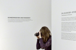 StadtSPÄHER in Hagen Fotografierende Person in der Ausstellung