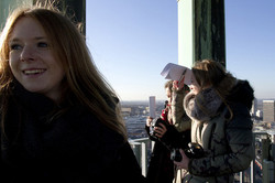 TeilnehmerInnen auf dem Kirchturm von St. Reinoldi über den Dächern von Dortmund