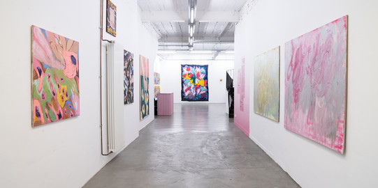 Fluchtpunktperspektive durch den Ausstellungsraum Superraum Dortmund: mehrere abstrakte Gemälde in Rosa-, Grün- und Blautönen an weißen Wänden, Ausstellung TPLI III.