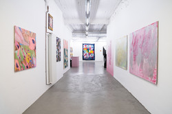 Fluchtpunktperspektive durch den Ausstellungsraum Superraum Dortmund: mehrere abstrakte Gemälde in Rosa-, Grün- und Blautönen an weißen Wänden, Ausstellung TPLI III.