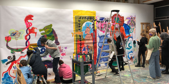 Foto des Ateliers, während Studierende Malen