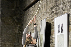 TeilnehmerInnen beim Aufbau der Ausstellung