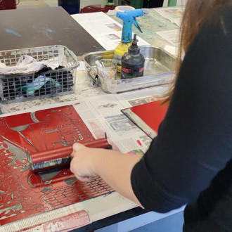 eine Studierende arbeitet mit der Hochdrucktechnik