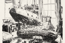 Kohlezeichnung eines Raums mit großen Fenstern. Im Vordergrund eine gigantische Essiggurke, vor und hinter ihr Spielzeug. Links lässt sich ein Sofa erahnen, im Hintergrund wird der Raum von Wasser geflutet, ein Schiff oder U-Boot darin.