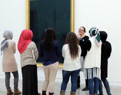 TeilnehmerInnen des Projekts vor einem Kunstwerk