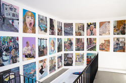 Schrägperspektive durch den Ausstellungsraum Superraum Dortmund: dicht gehängte, kleinformatige Gemälde mit figürlichen Familien-Szenen an weißen Wänden, Ausstellung TPLI III.