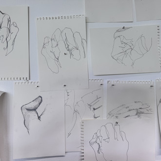 anatomische Zeichnungen von Händen, teils abstrahiert