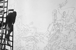 Schatten des Künstlers /der Künstlerin beim Zeichnen auf der Leiter  auf abstrakter Wandzeichnung, schwarze Linien auf weißem Grund von Figuren, Teddys, Säulen, Pflanzen, Panzer, die sich miteinander verbinden