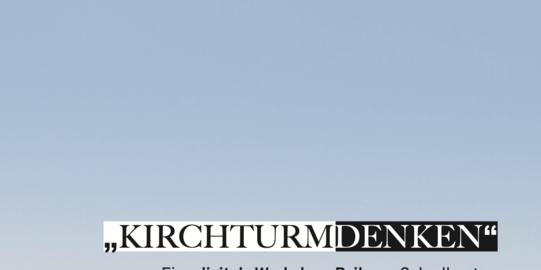 Landschaft mit Kirchturm und zentralem Titel