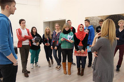 TeilnehmerInnen stehen in einer Gruppe im Museum