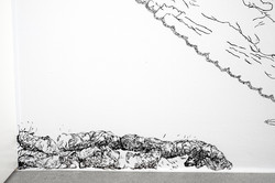Abstrakte Wandzeichnung, schwarze Linien auf weißem Grund, wulstige Form