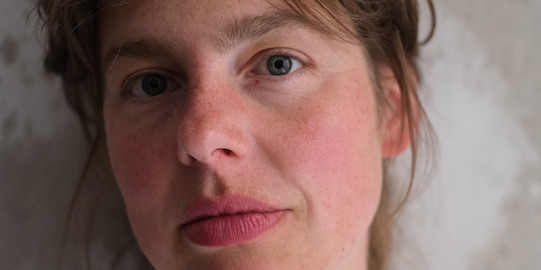 Porträt der Künstlerin Christine Moldricks.