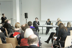 Foto von TeilnehmerInnen und ReferentInnen während eines Gesprächs