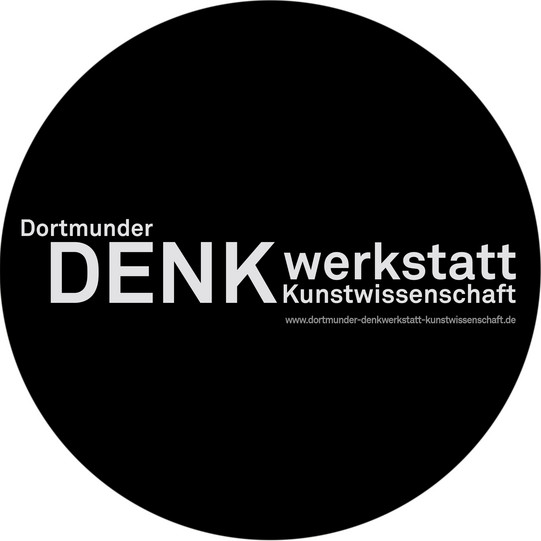 Schwarzes, rundes Emblem mit weißer Schrift