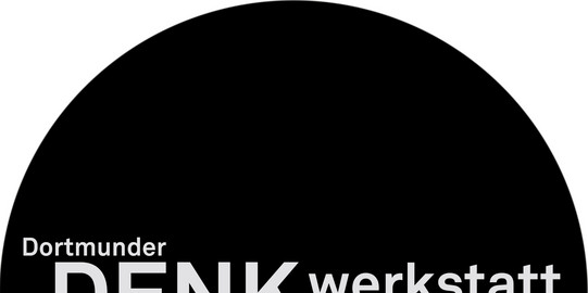 Schwarzes, rundes Emblem mit weißer Schrift