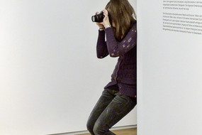 Fotografierende Person in der Ausstellung