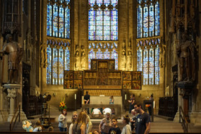 TeilnehmerInnen im Innenraum von St. Reinoldi mit Blick auf den Altarraum